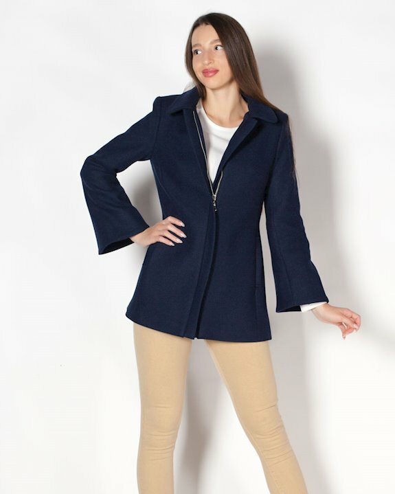 Класическо дамско палто в тъмносиньо за есен зима 2022 2023 от Ефреа Русе