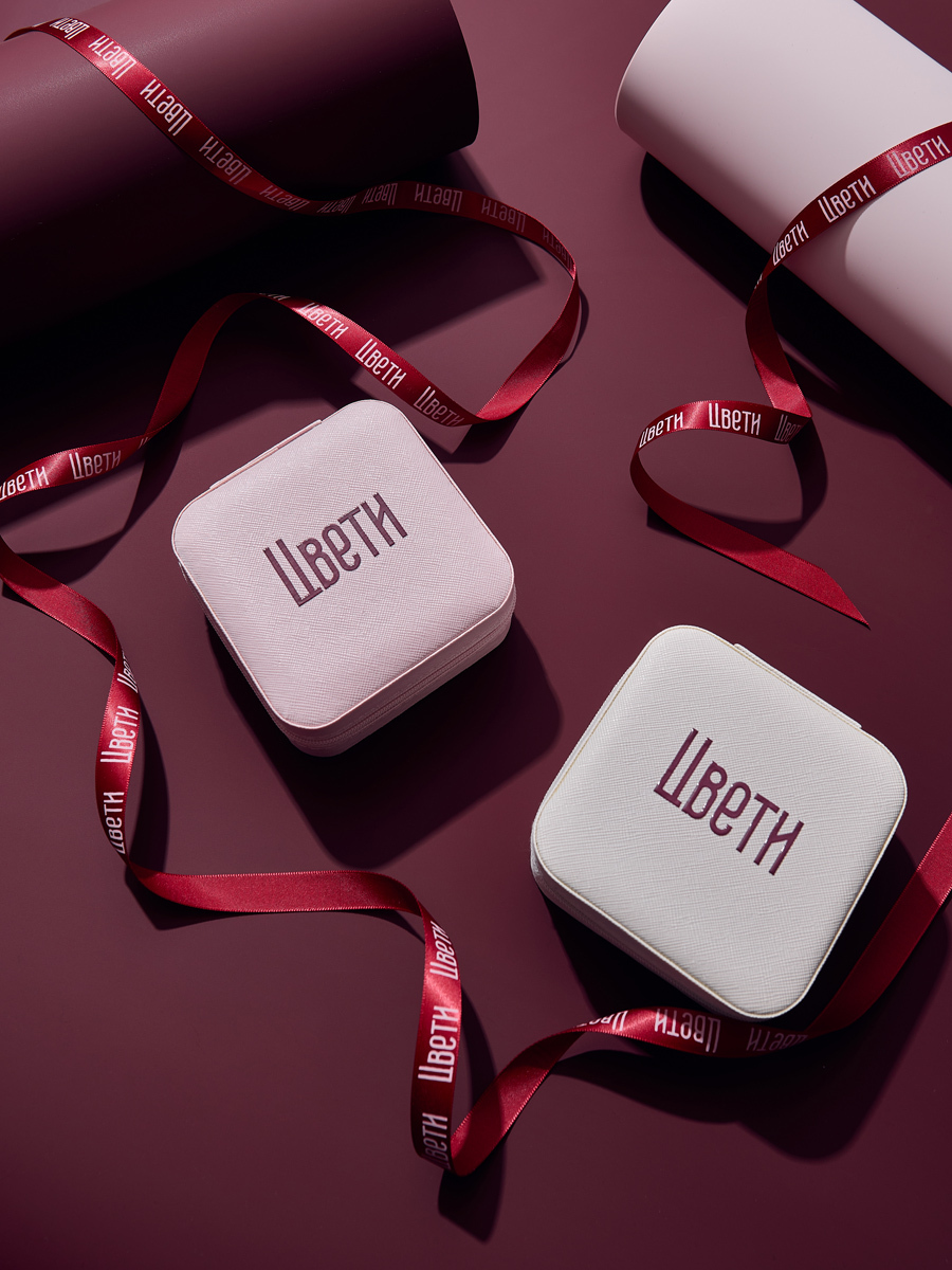 подарочные коробки н красном фоне с лентами