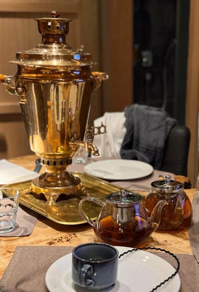 Самовар и заварочные чайники на столе