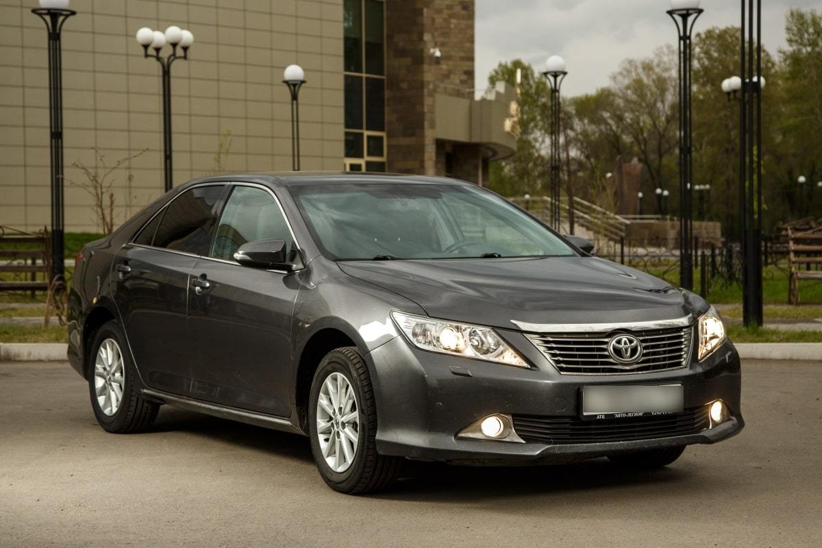 Аренда camry. Тойота 2500. Автомобили бизнес класса Тойота. Тойота лист. Авто бизнес класс Тойота 450