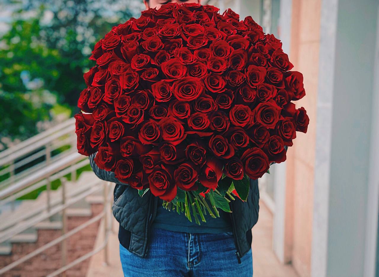 Фото 101 розы в руках