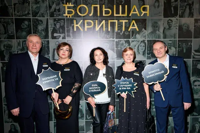 Выпускники с шуточными табличками в фотозоне