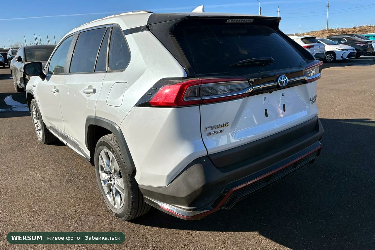 Toyota Wildlander, три четверти сзади