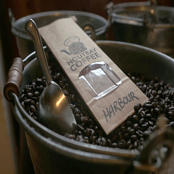 Houtbay Coffee: зерно здесь обжаривают небольшими партиями, а разговор иногда запоминается не меньше самой чашки. В поездках с Maiden Travel такие нежданчики случаются сами собой. Фото: Houtbay Coffee