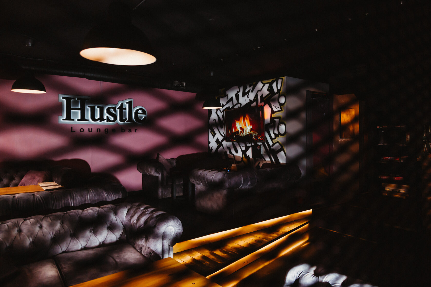 Hustle lounge bar. Hustle Lounge Bar, Санкт-Петербург. Угли лаунж бар СПБ. Кальянная Hustle Lounge. Хастл бар.