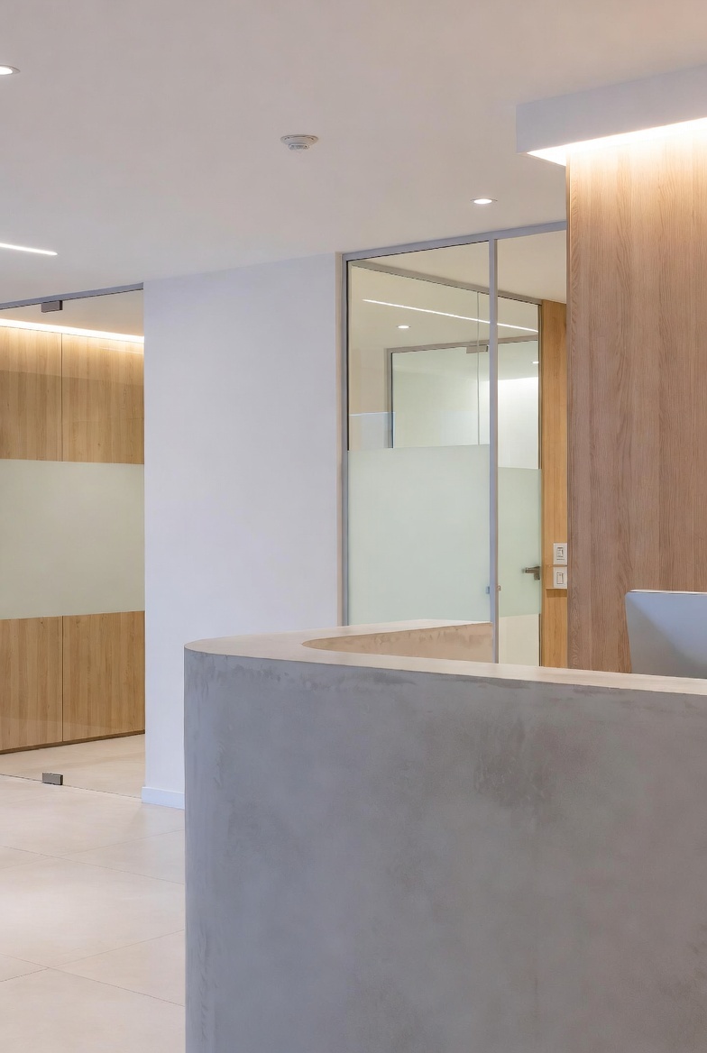 Стойка ресепшн из микроцемента в современной частной клинике
