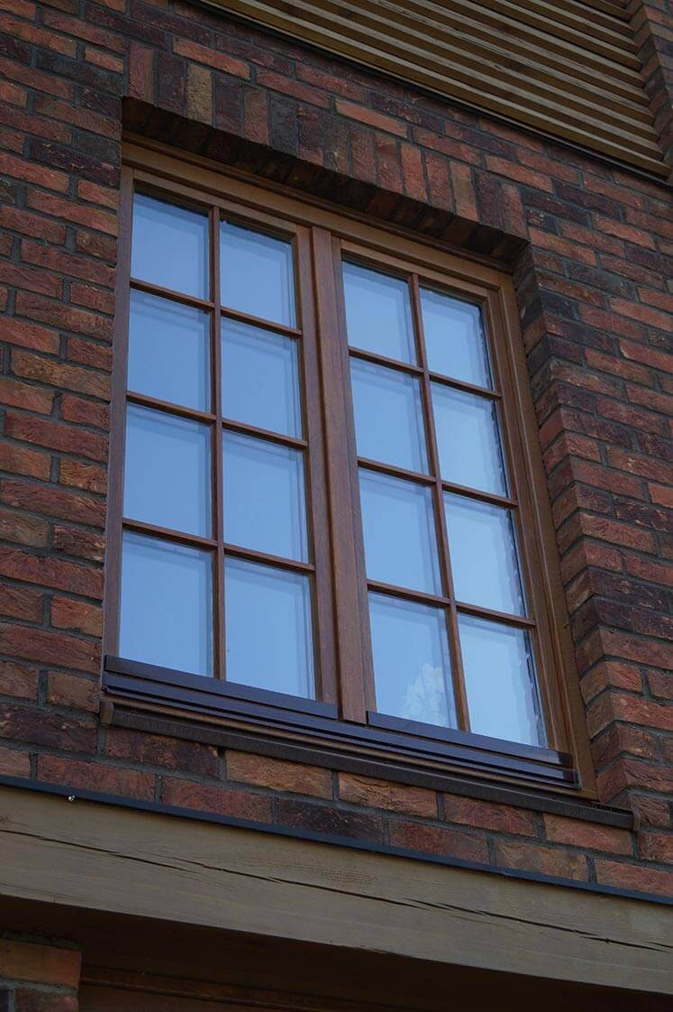 Болотное окно. Шпросы темный дуб. Окна раскладка шпросы дуб. Коричневые пластиковые окна. Окна с раскладкой.