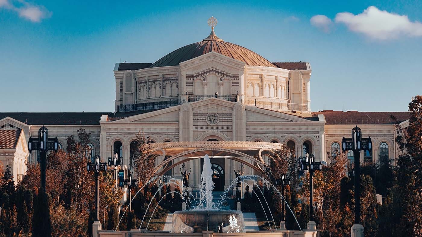 Вход в музейный комплекс - архитектурная съемка фасада, историческое здание