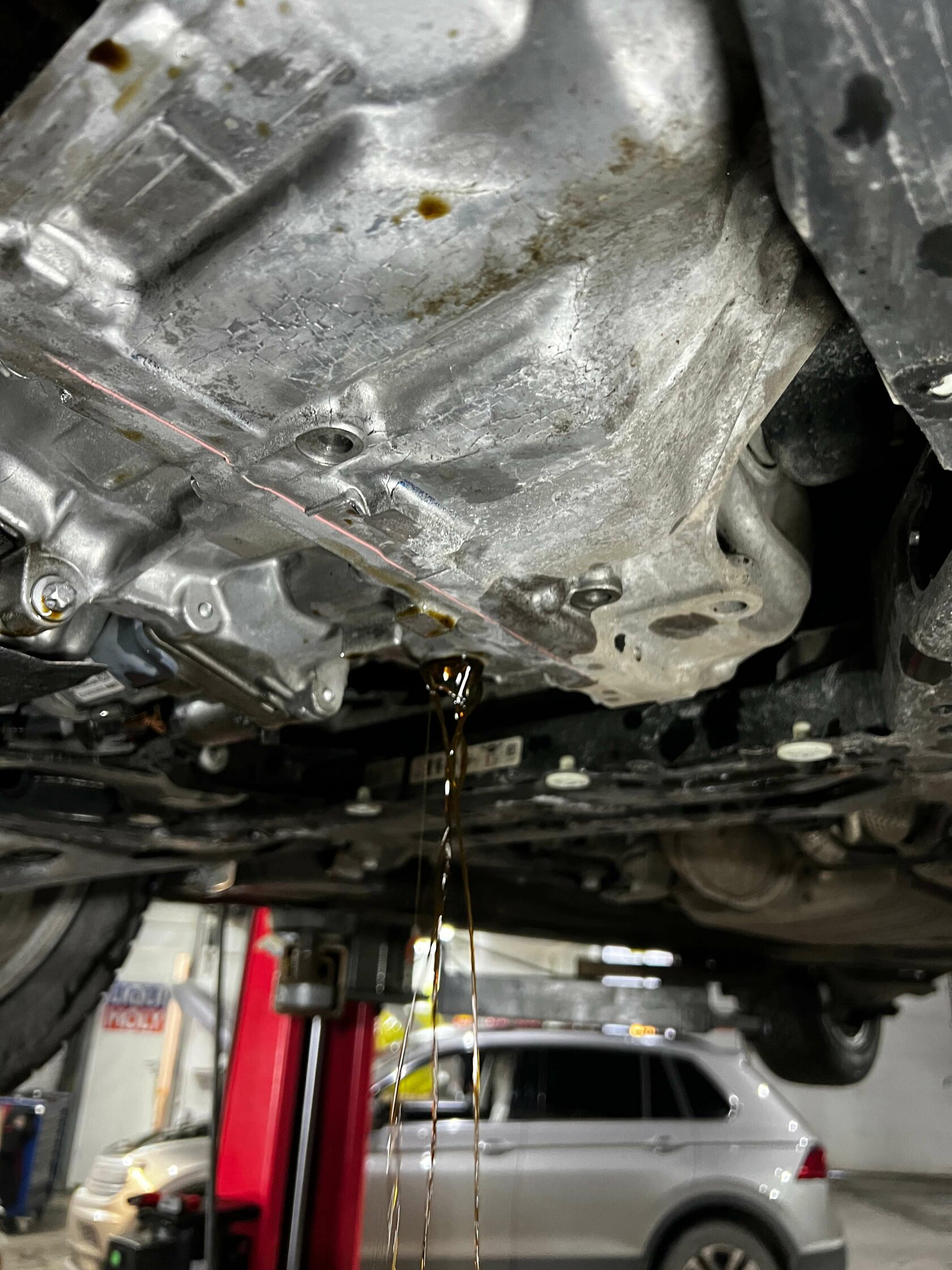 Слив старого масла через контрольный стакан