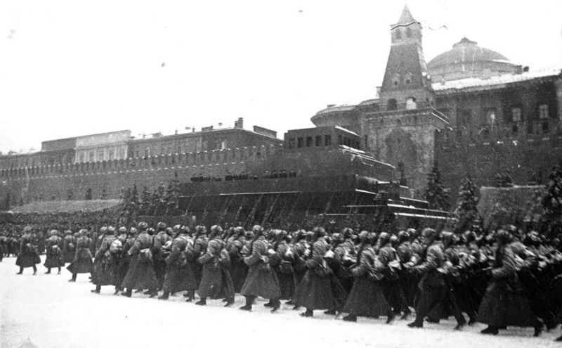 Исторический кадр парада на Красной площади 7 ноября 1941 года в Москве, бойцы направляются на фронт.