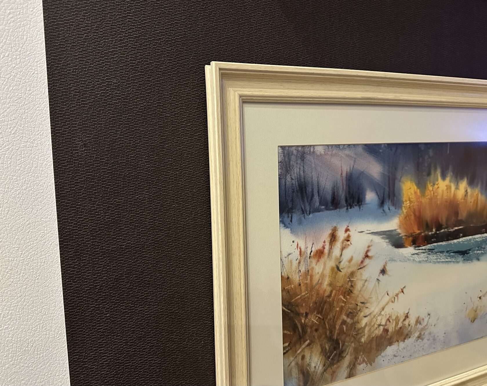 крупный план акварельной картины в раме, видна фактура бумаги и прозрачные мазки, естественное освещение