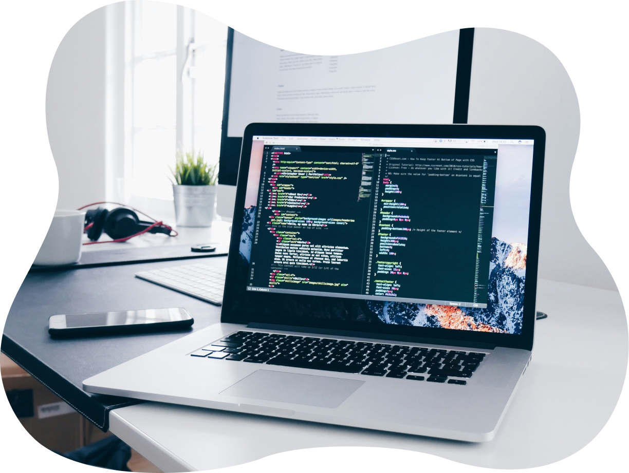 Работа с программным кодом, ноутбук и девайсы на рабочем столе в серых оттенках