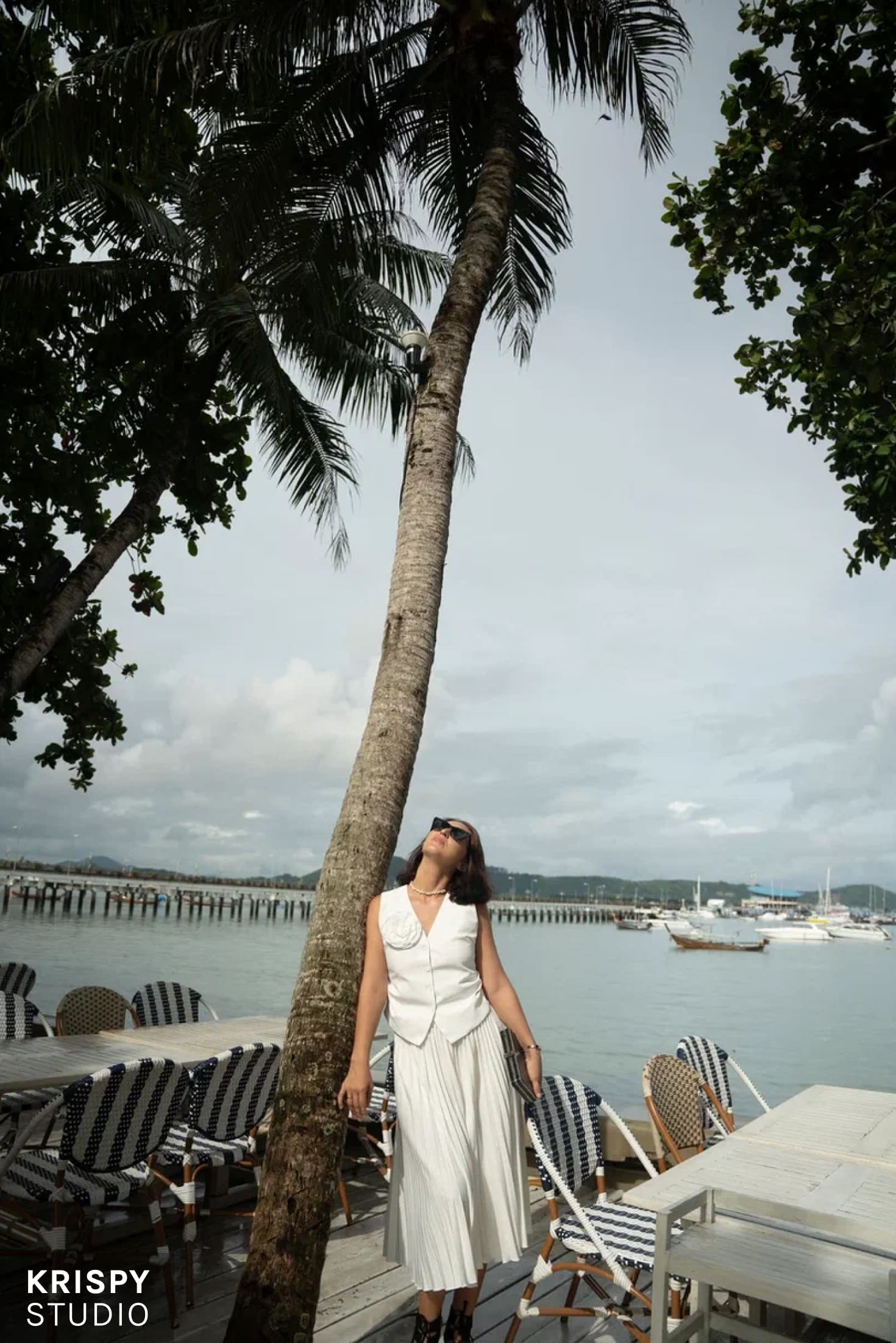 Фотосессия бизнес-леди на фоне океана, роскошный ресторан