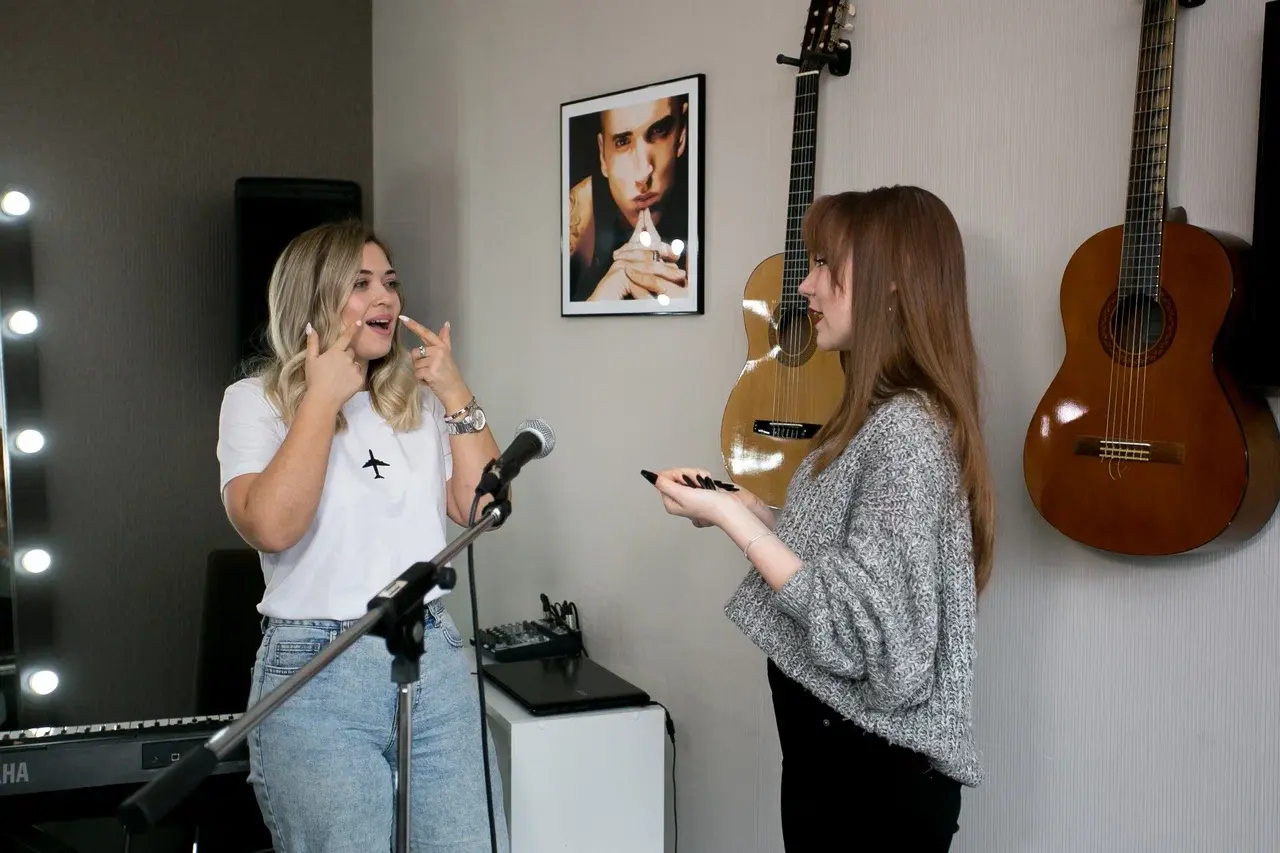 Девушка учится вокалу в Одинцово