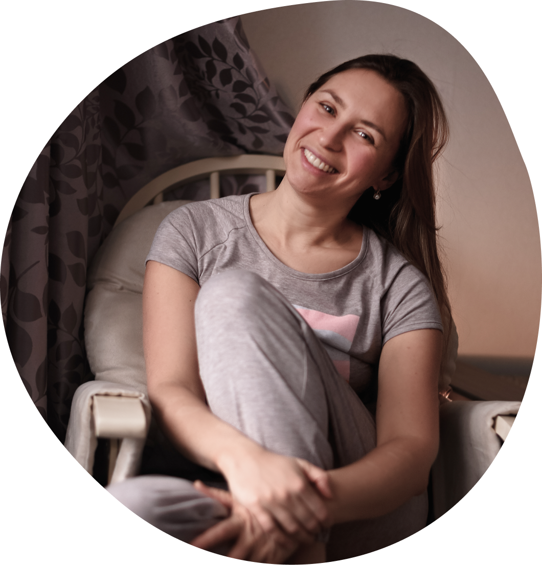 Девушка улыбается, сидя в кресле