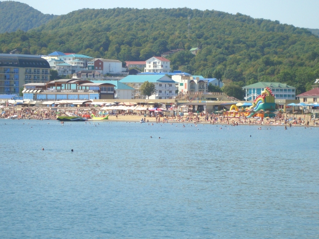 Пляж и первая линия отелей в Лермонтово