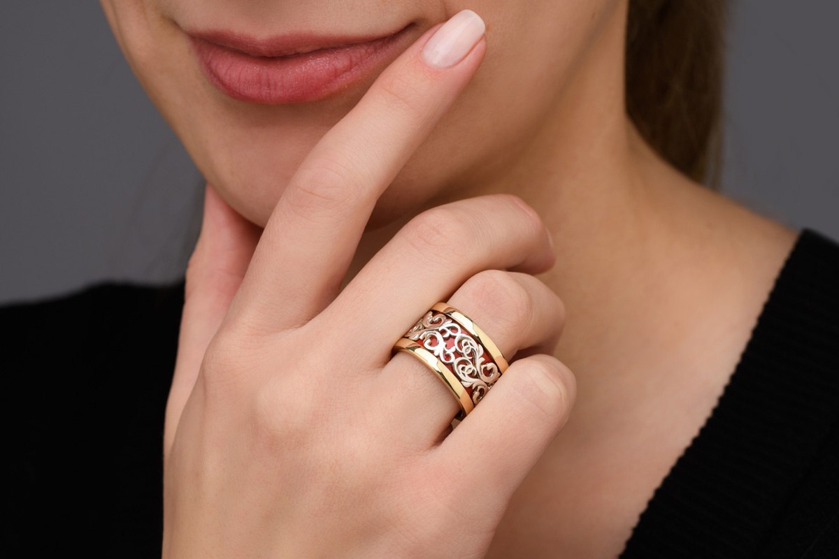 К чему снится золотое кольцо незамужней. Красивые кольца. Широкое кольцо. Модные кольца. Кольцо женское.