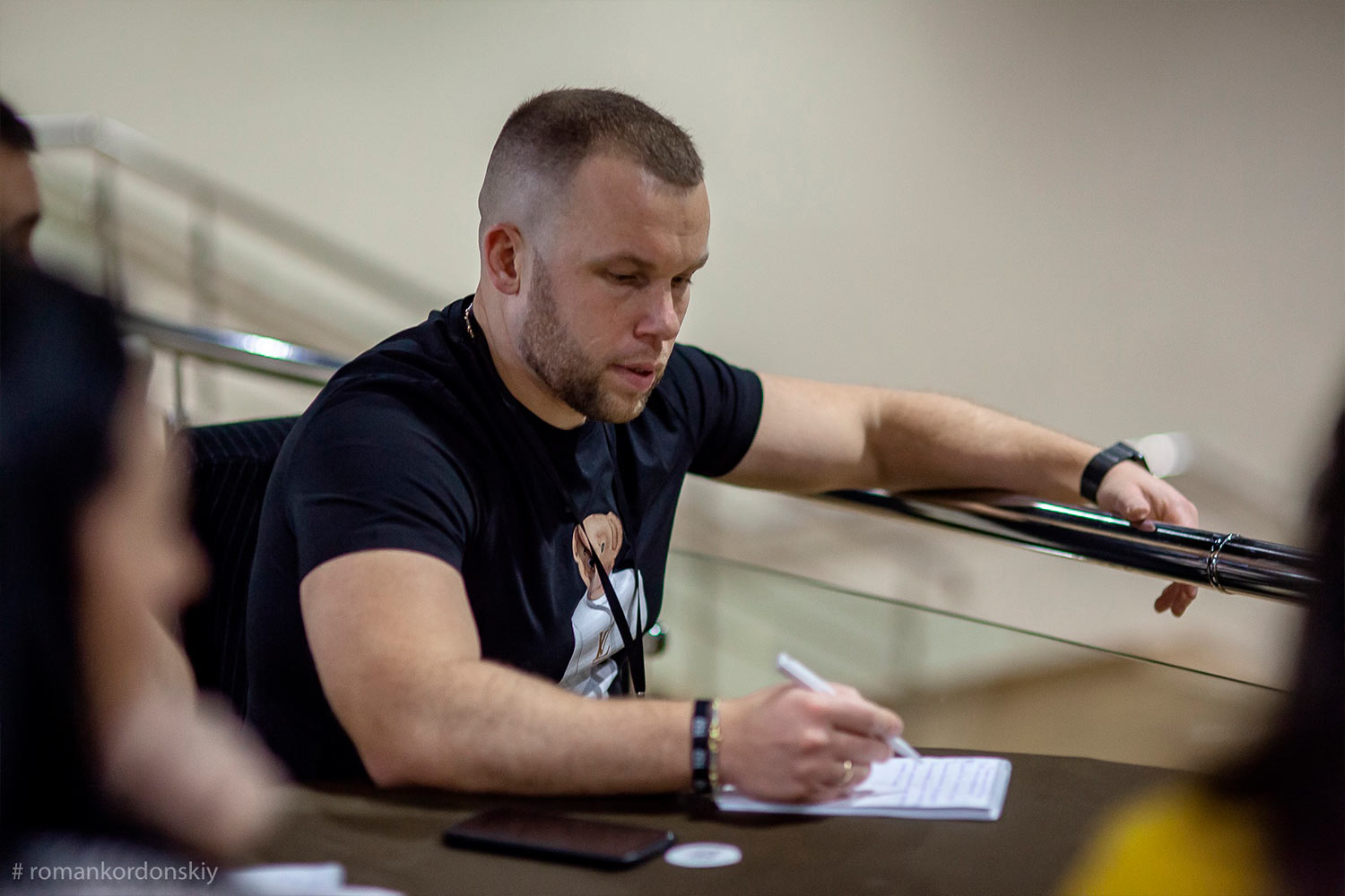 Сергей Каныгин (10 звезда Финико и крупный зазывала в пирамиды с середины 2010х годов). В настоящее время скрывается от следствия в США.