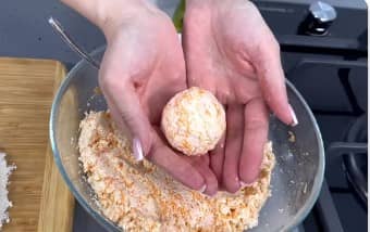 Приготовление сырников из творога с морковью: шаг 5