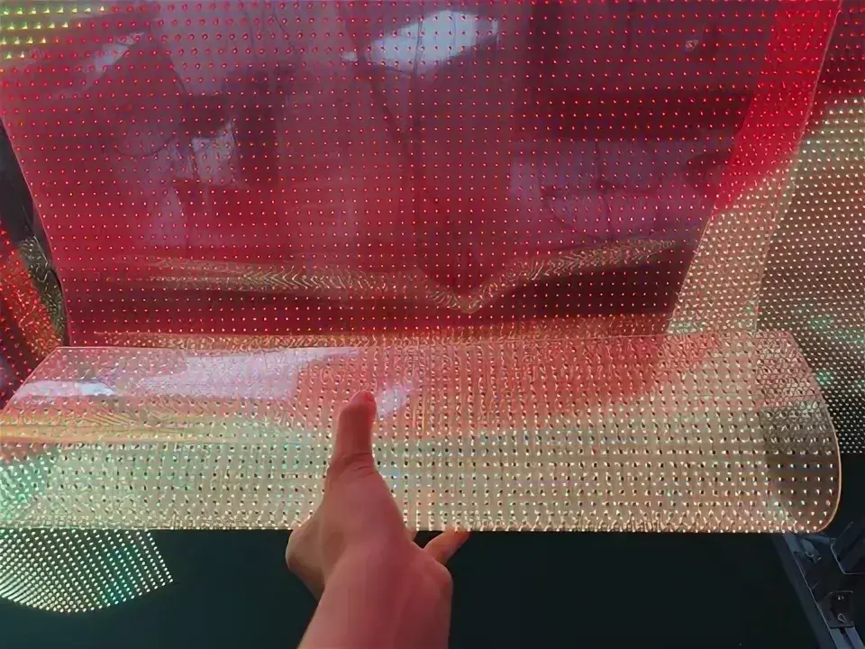 установка большого гибкого LED экрана на уличной колонне