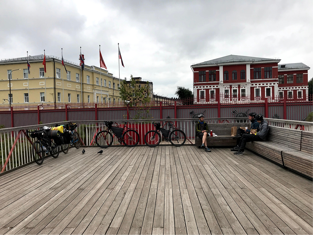 Максим, Саша и Игорь на набережной около Тульского Кремля