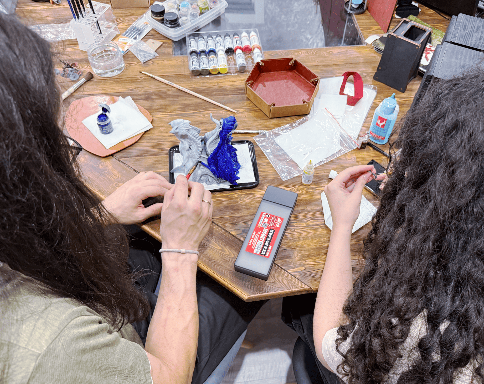 Пара красит миниатюры