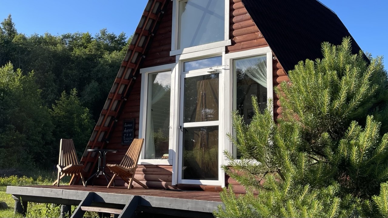 Домик A-frame на берегу озера