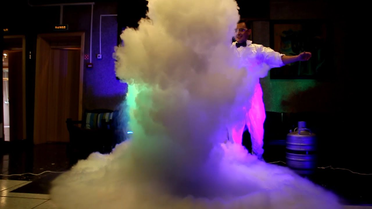 Шоу с жидким азотом. Аниматор вылил на девочку жидкий азот. Шоу с жидким азотом. Химическое шоу для детей. Крио шоу для детей.