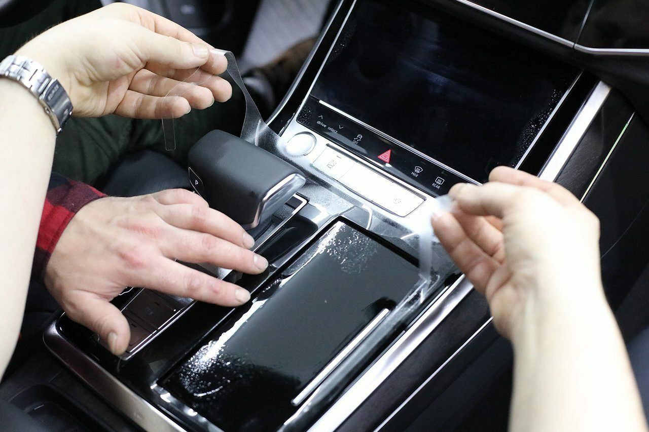 Оклейка салона автомобиля пленкой в Москве доступные цены