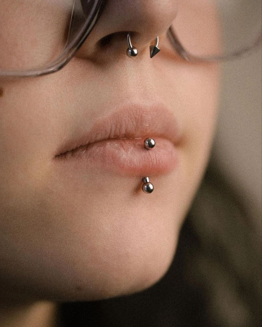 Вертикальный лабрет крупным планом