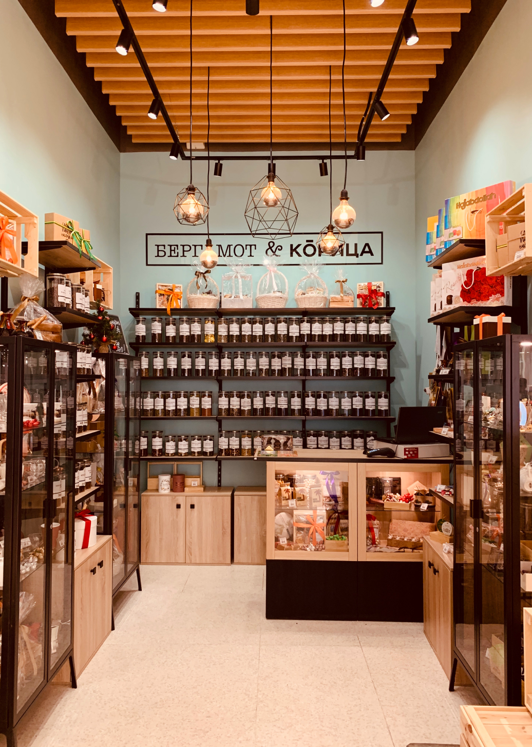 Интерьер магазина чая и кофе