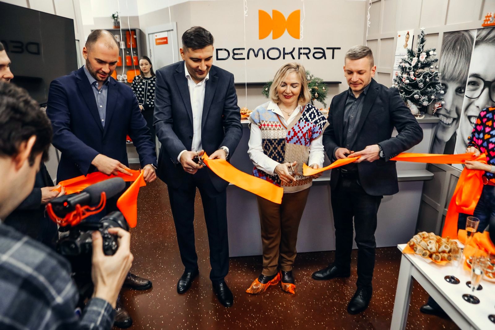 Открытие клиники Demokrat: перерезают ленточку