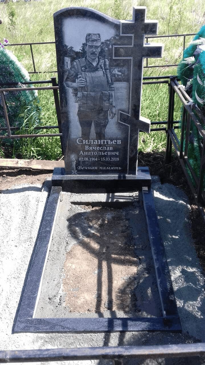 Памятник из Карельского гранита с вырубной формой &quot;Крест&quot;, размер 1200х700