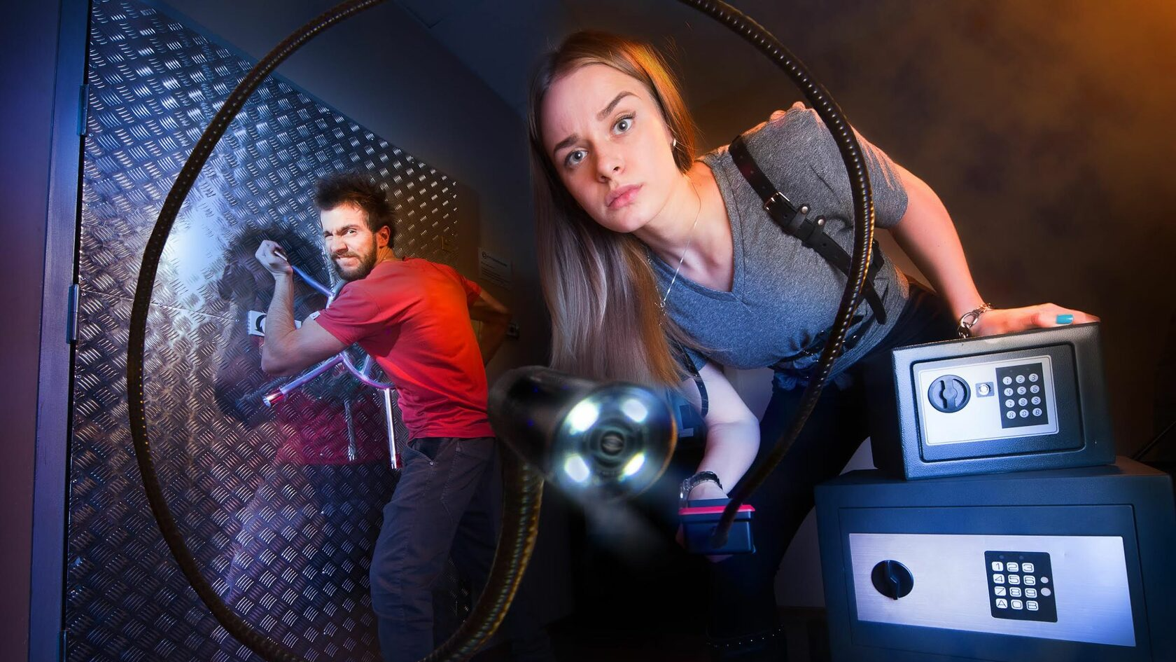 фото парня и девушки на романтическом свидании в публичном месте