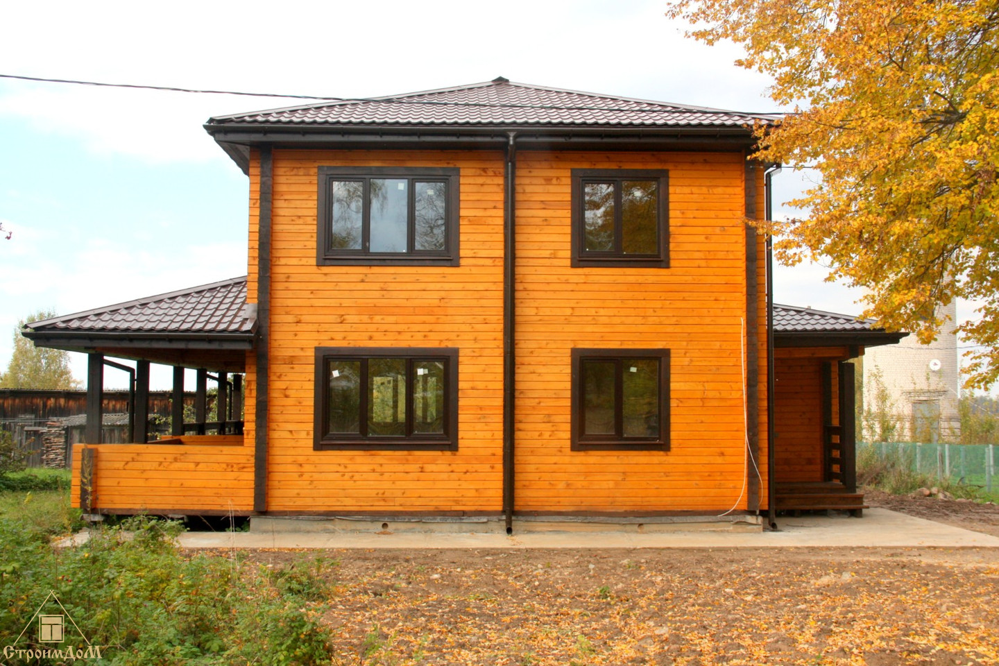 Дом с функциональным зонированием пространства и большой площадью остекления Дом