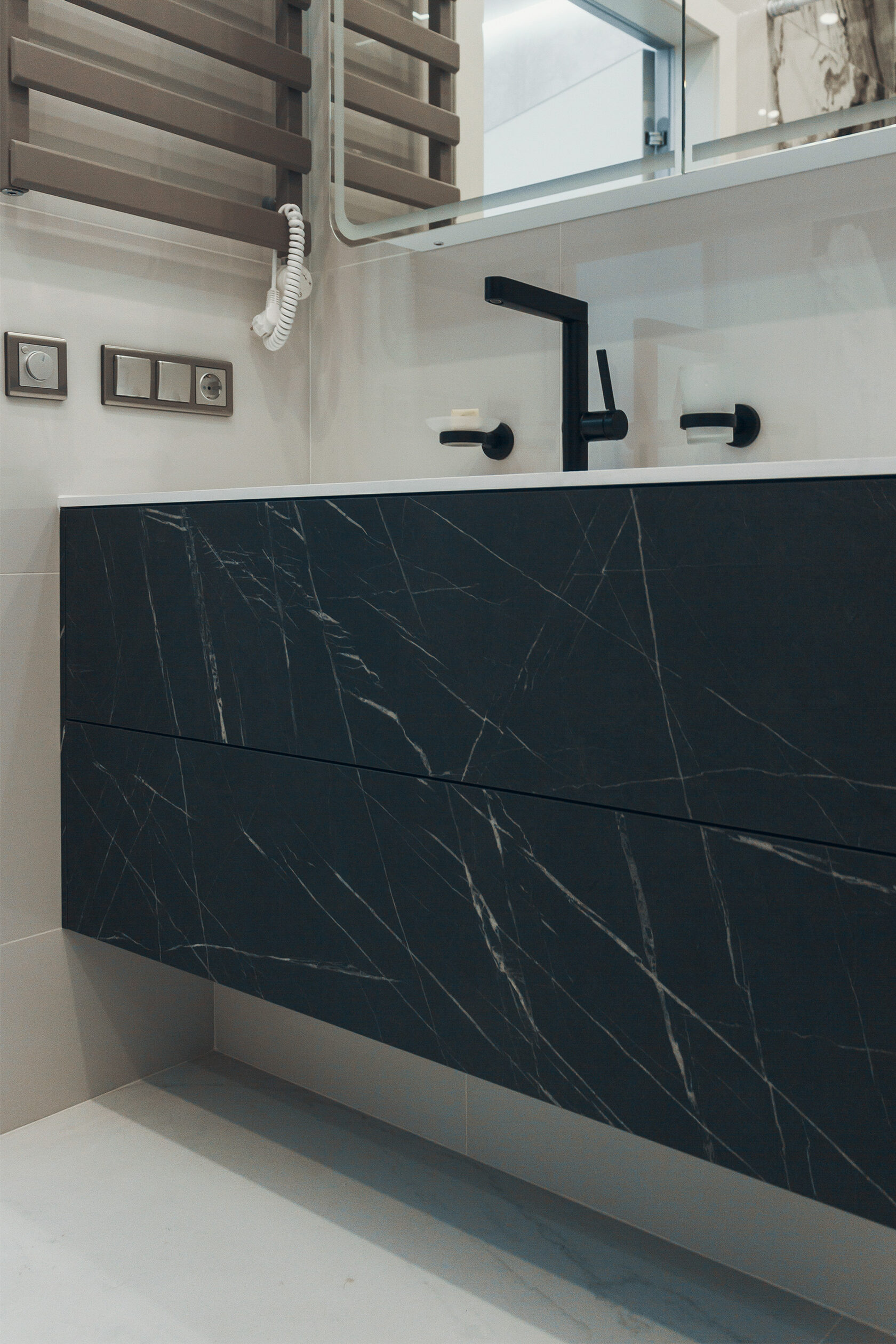 Ванная тумба на заказ с фасадом под чёрный мрамор