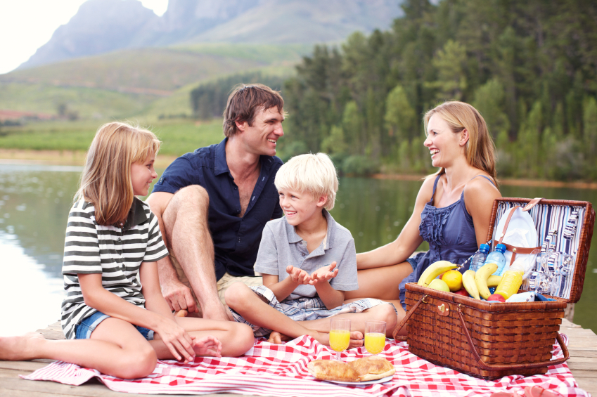 Костя вместе с семьей отправился в путешествие. Семья на пикнике. Пикник с семьей на природе. Фотосессия пикник на природе семьей. Люди на природе пикник.