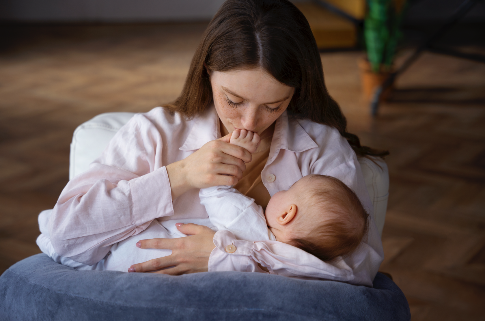 Mother breastfeeding baby in a calm setting — example of late-evening feed for dream feeding.