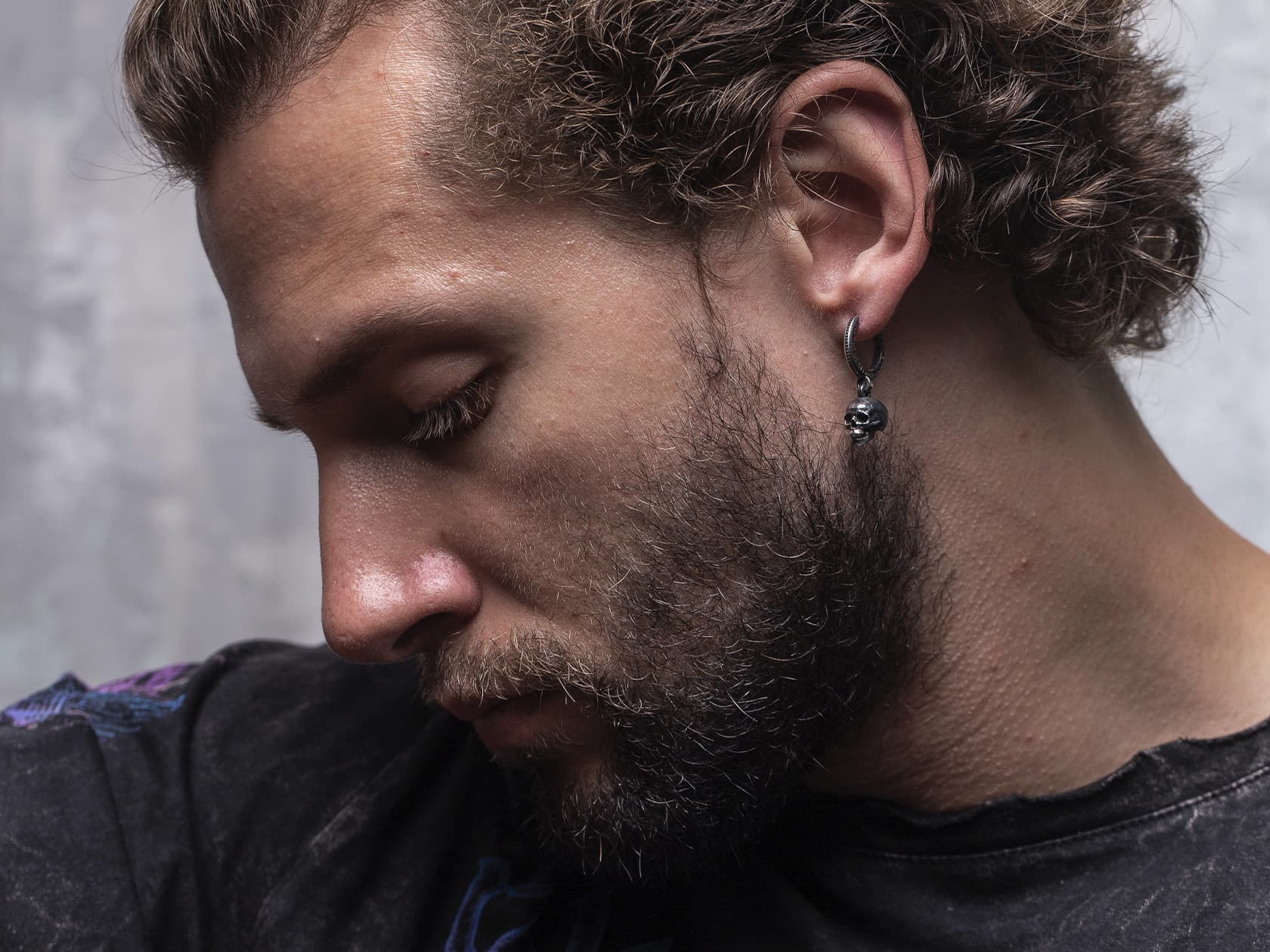 Серебряные серьги на мужчине