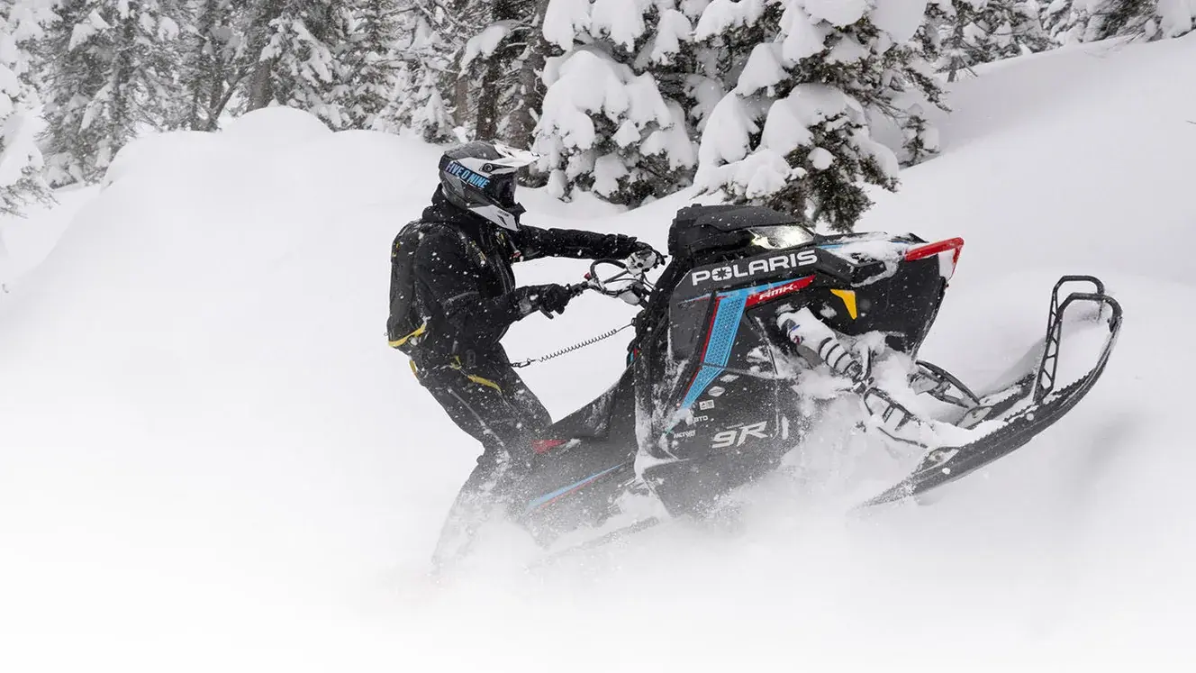 Polaris RMK Khaos 2027 на снежном рельефе