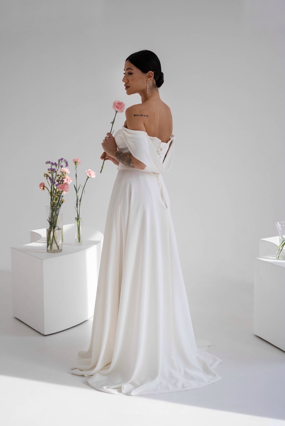 Свадебное платье атласное спущенные плечи Ростов