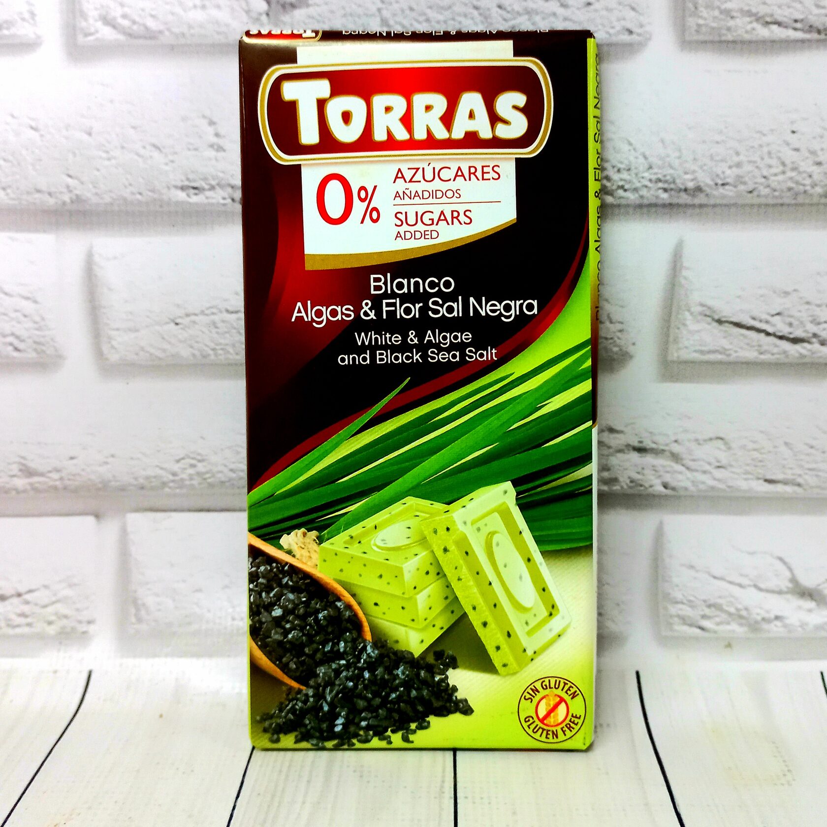 Шоколад Torras білий (водорослі + чорна сіль)