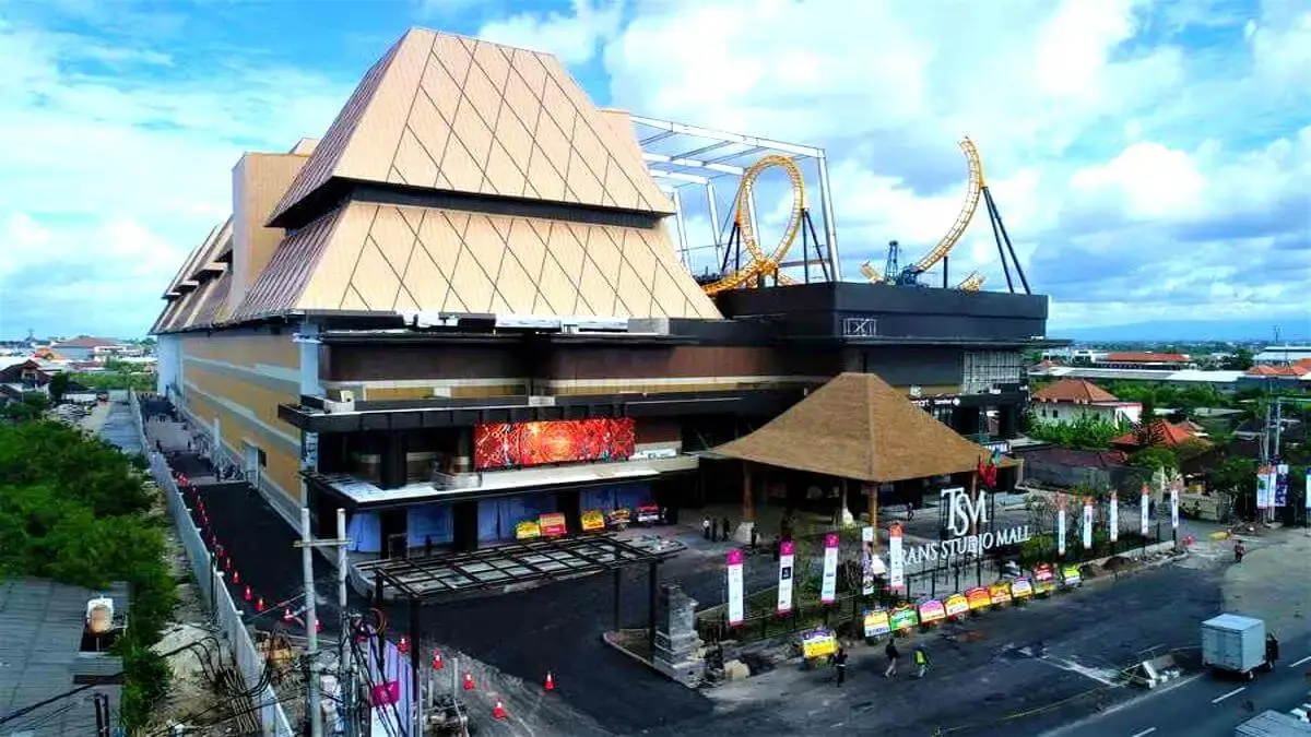 An exterior view of Trans Studio Mall in Denpasar featuring its iconic rooftop theme park, a perfect family-friendly option when searching for where to watch a movie in Bali.