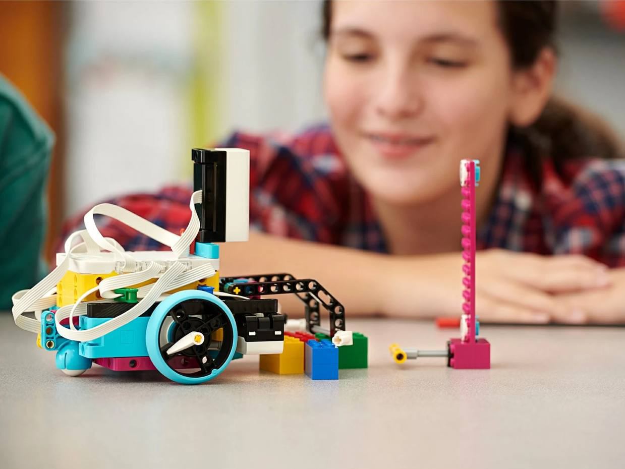 фото парня и девушки на романтическом свидании в публичном месте