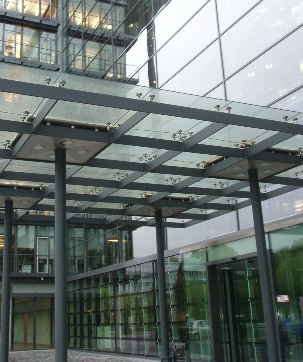 изготовление стеклянных навесов