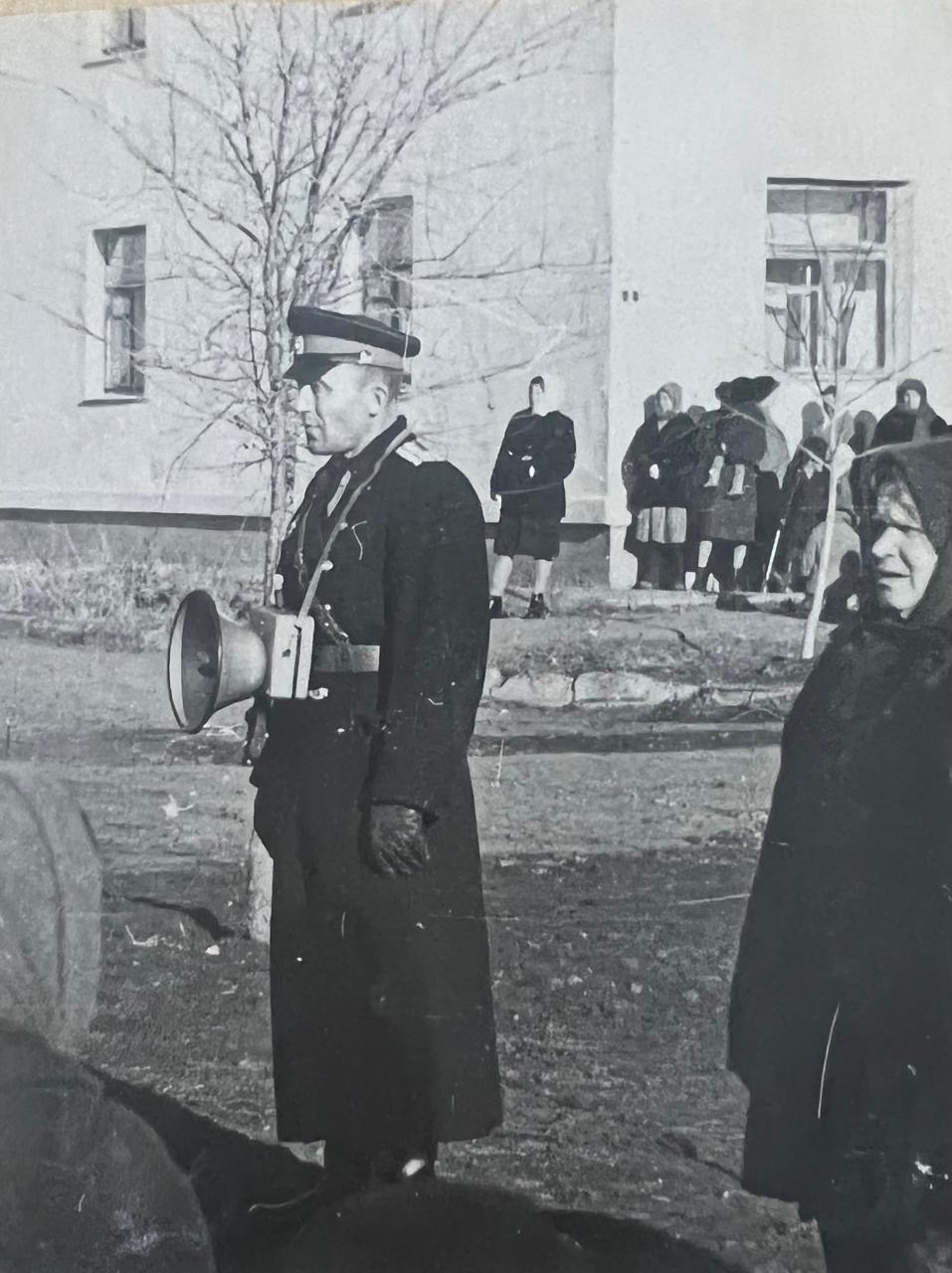 Ветеран у выставочного панно «Действительно народная»