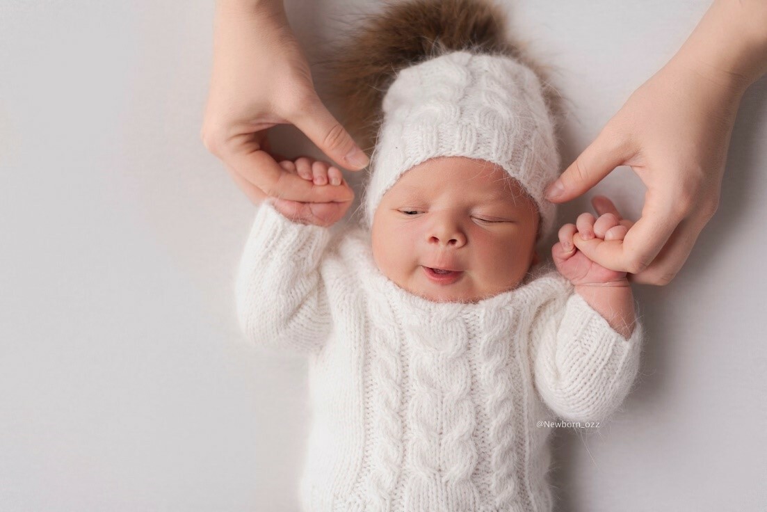 Кадр из фотосессии новорожденных – улыбающийся ребенок