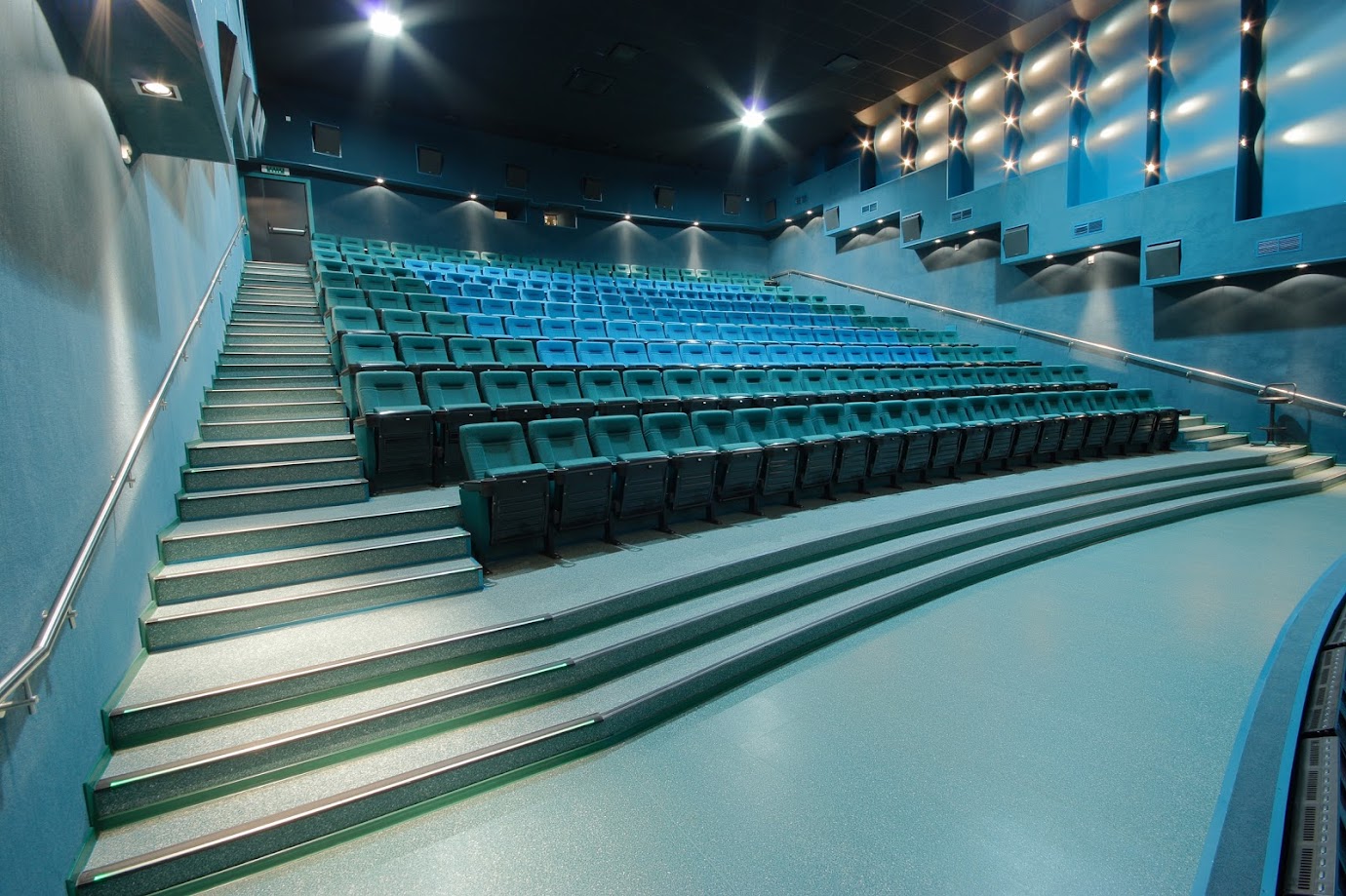 Фасад и интерьер кинотеатра Спартак в Воронеже, афиши фильмов