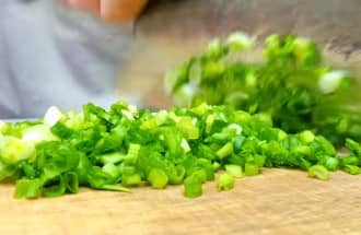 Приготовление салата «Невеста» с копчёной курицей и плавленным сыром: шаг 5