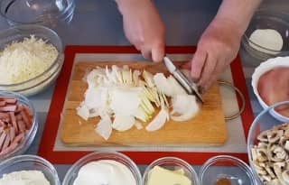 Приготовление жюльена с курицей, грибами, сыром и ветчиной: шаг 5